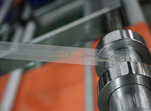 Máquina para fazer sacos de correio com cola de ruptura